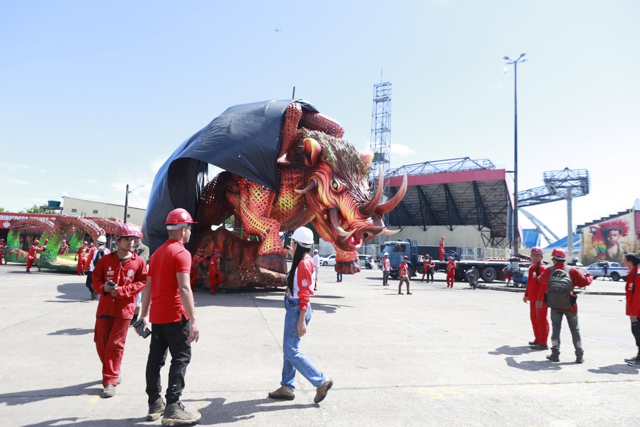 Garantido antecipa trabalho de galpões e começa translado de alegorias para o Bumbódromo