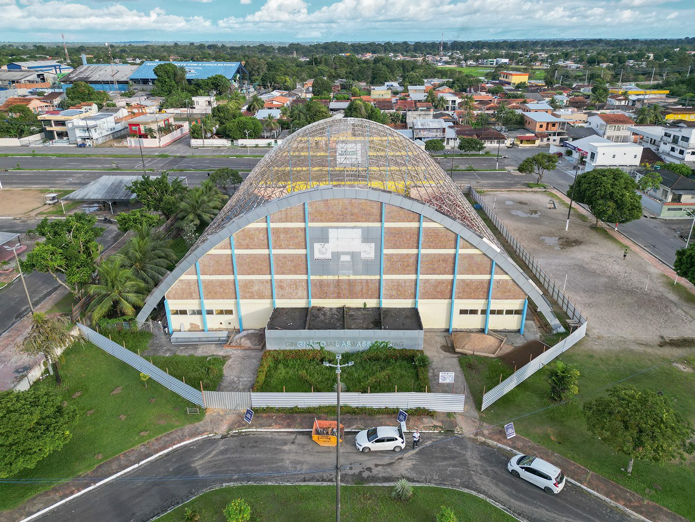 Governo do Amazonas avança na revitalização do Ginásio Elias Assayag, principal espaço esportivo de Parintins